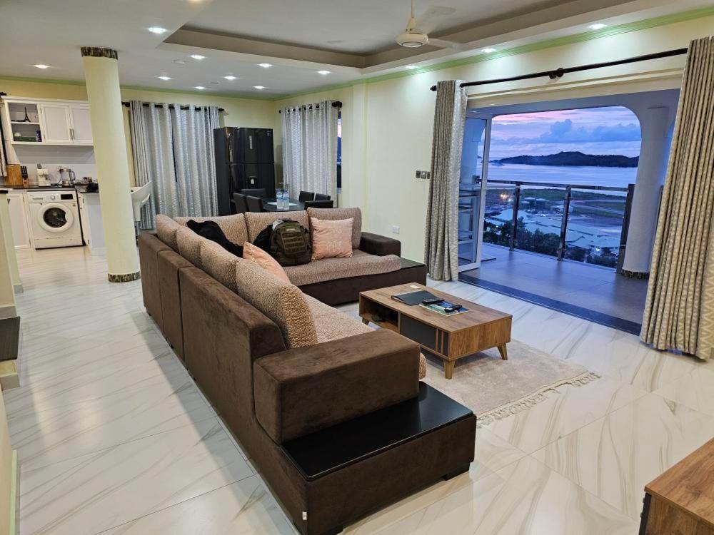 Azamat Self-Catering Apartment Pointe La Rue المظهر الخارجي الصورة